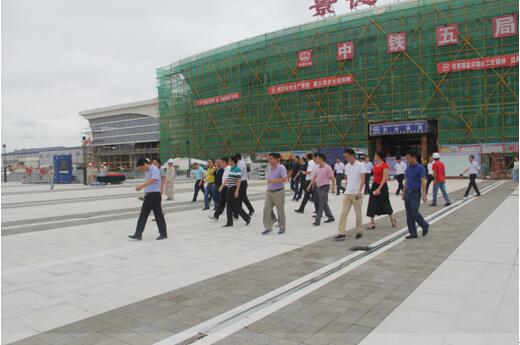 喜迎十九大，身邊看變化——我市干部賢內(nèi)助、鄉(xiāng)鎮(zhèn)街道負責(zé)人參觀高鐵商務(wù)區(qū)