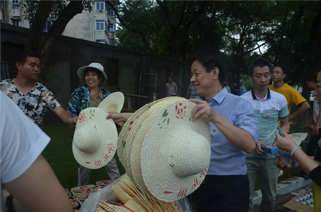 炎炎夏日送清涼，點滴關(guān)懷暖人心——城投集團(tuán)各黨支部開展“送清涼”慰問一線員工活動