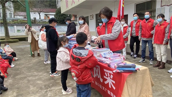 市城投集團(tuán)開展“黨建引領(lǐng)學(xué)雷鋒，志愿服務(wù)展風(fēng)采”送溫暖活動(dòng)